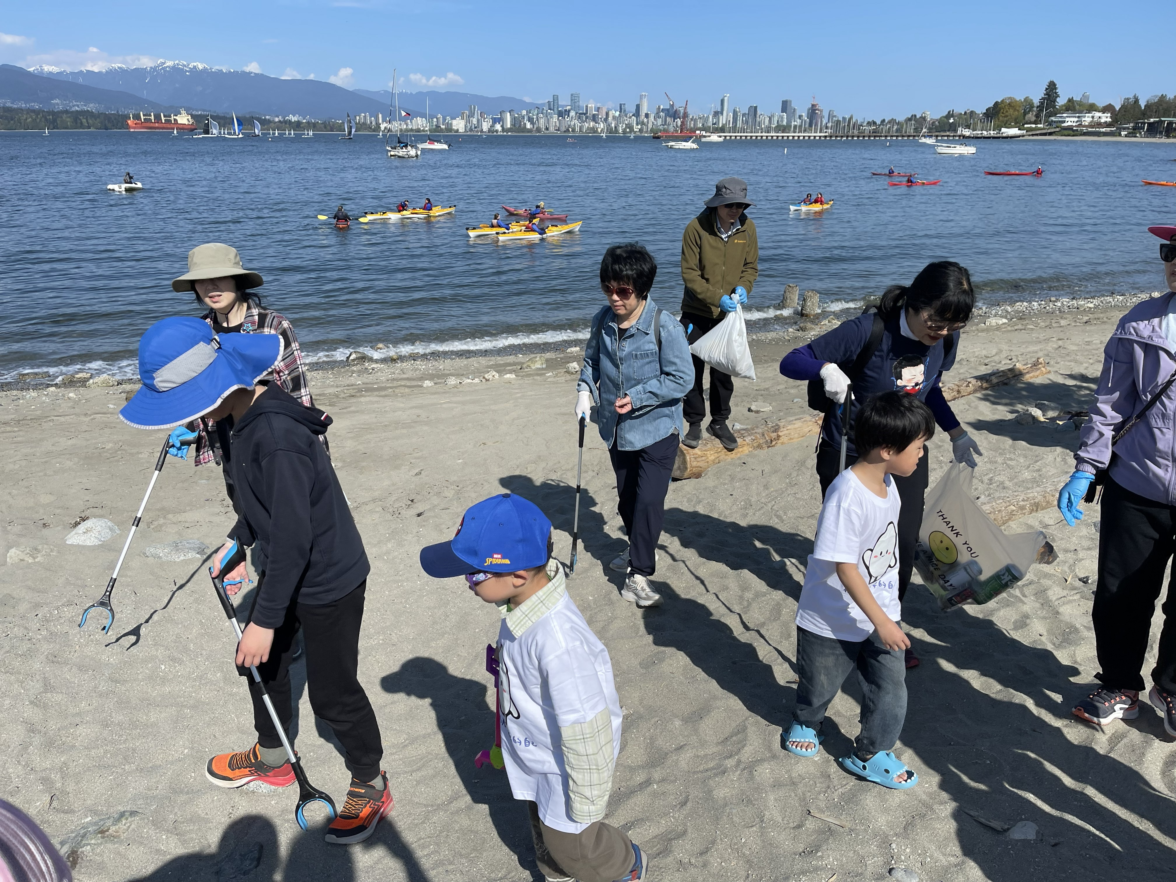 海滩清洁当天的现场照片。