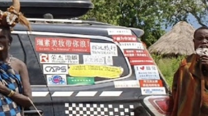 旅行车右侧广告区域局部图。