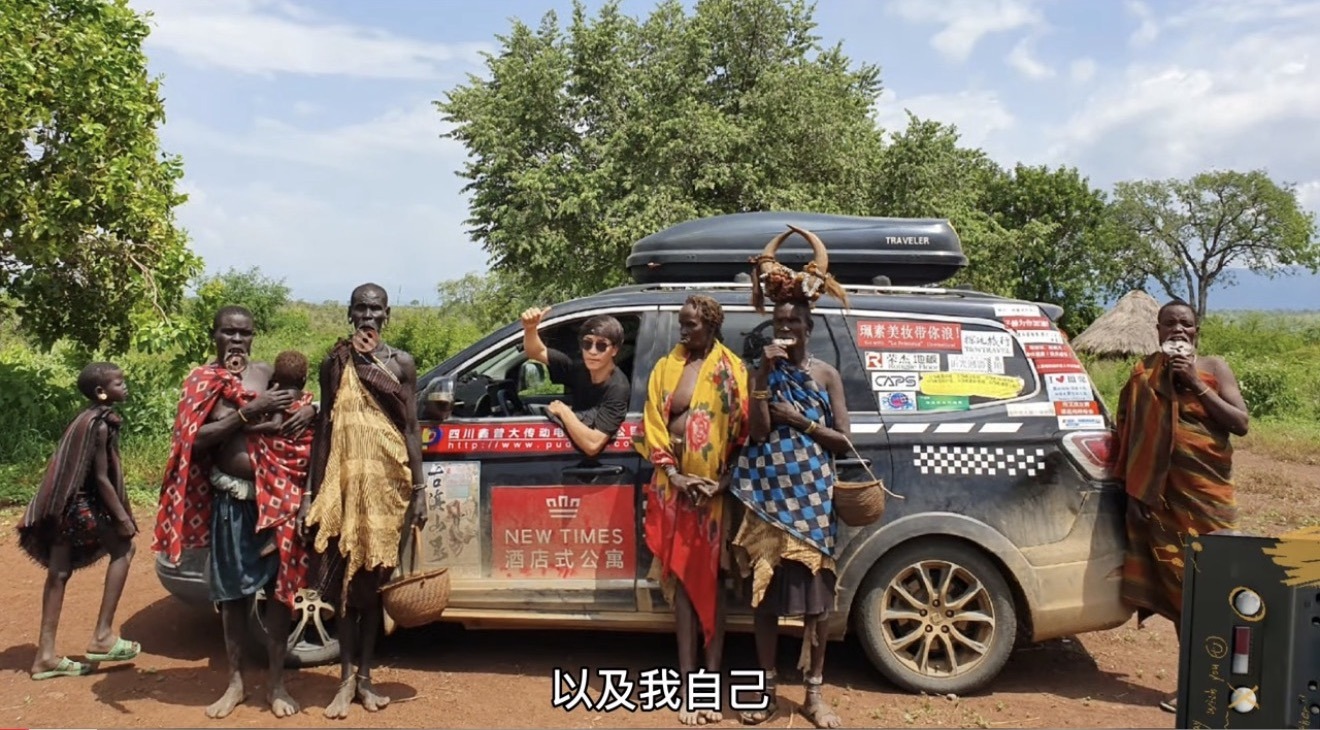 Janet 在非洲旅途中偶遇的一辆贴满广告的中国自驾旅行车。