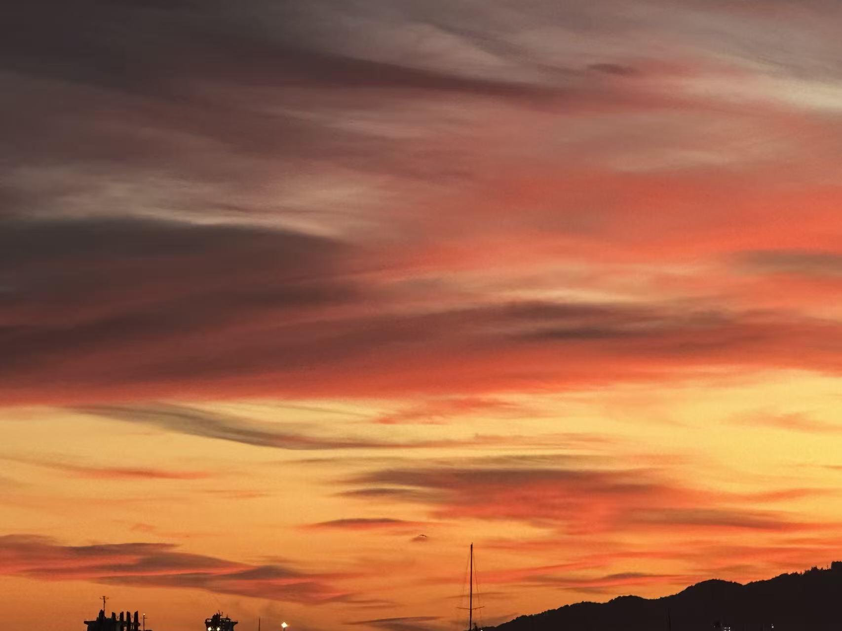 拍摄过程中的天空与现场氛围。