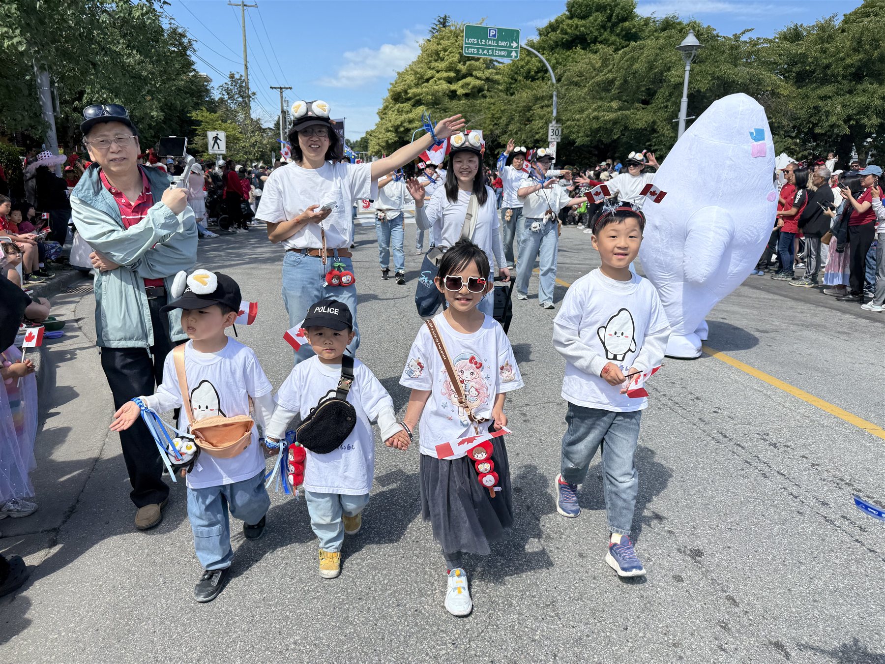 Young Vancouver Shengmi members walking together in the Steveston parade.
