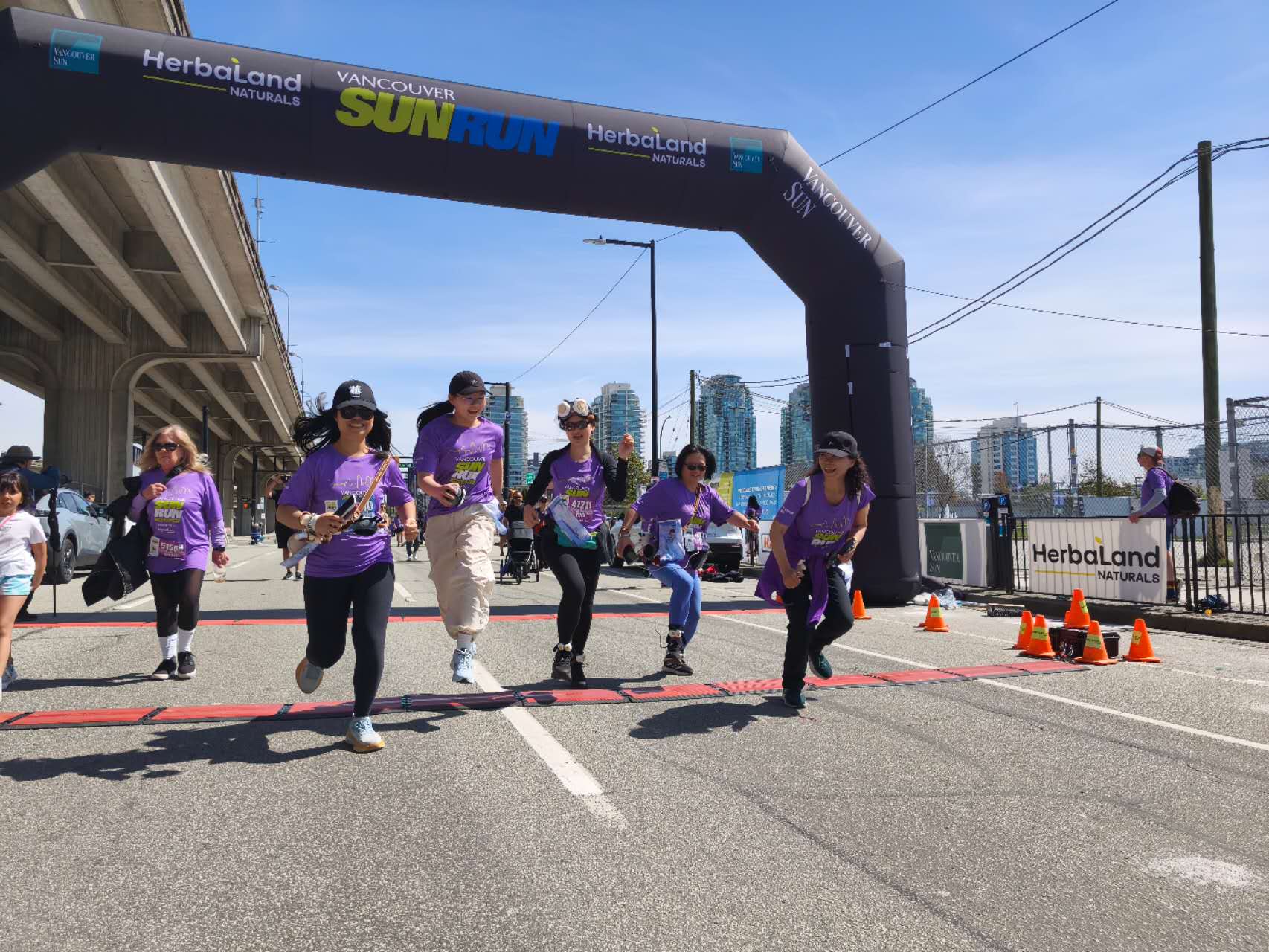 开跑前的社群成员合影。