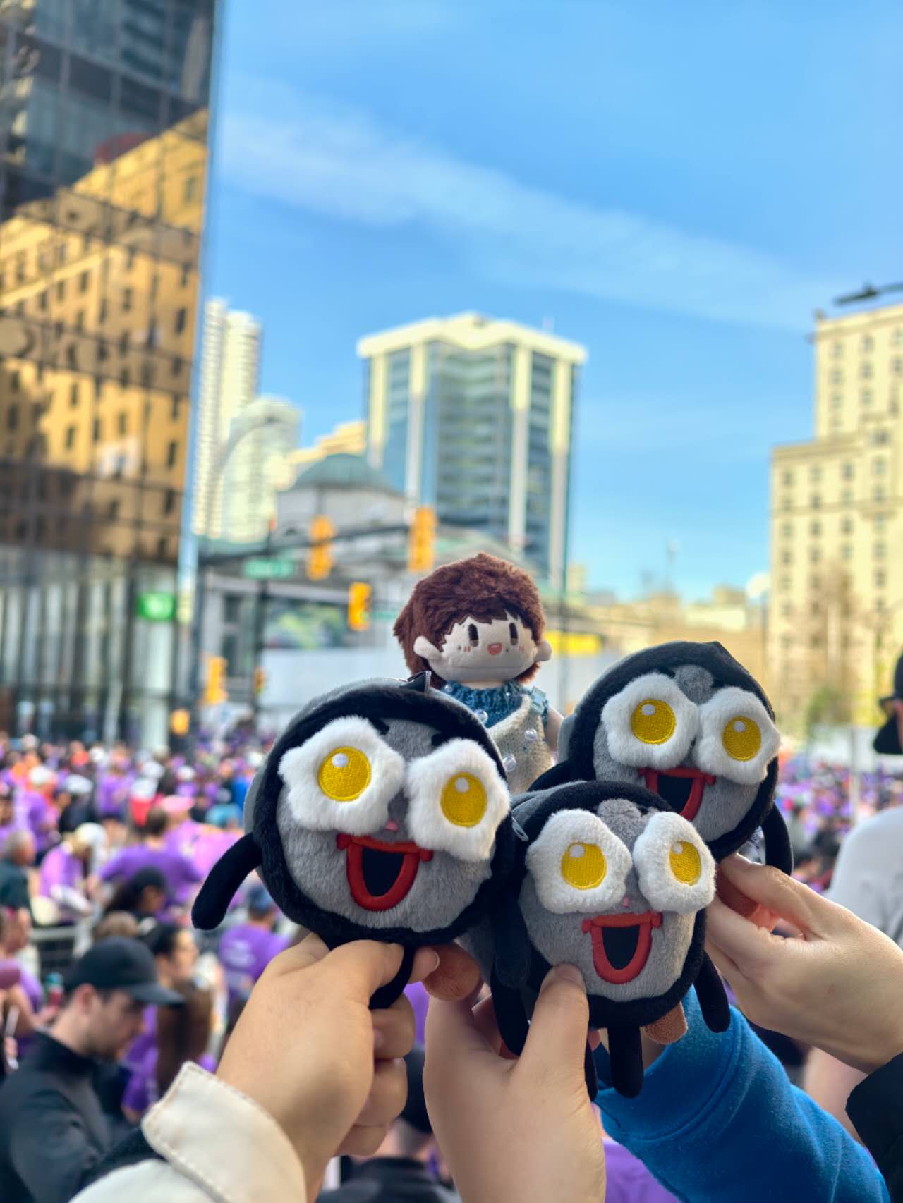 Sun Run 活动中的吉祥物照片。