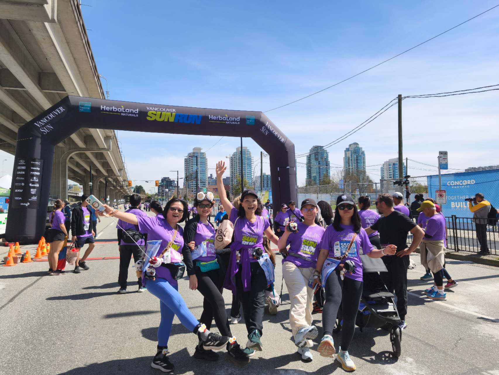BC Place 前的合影。