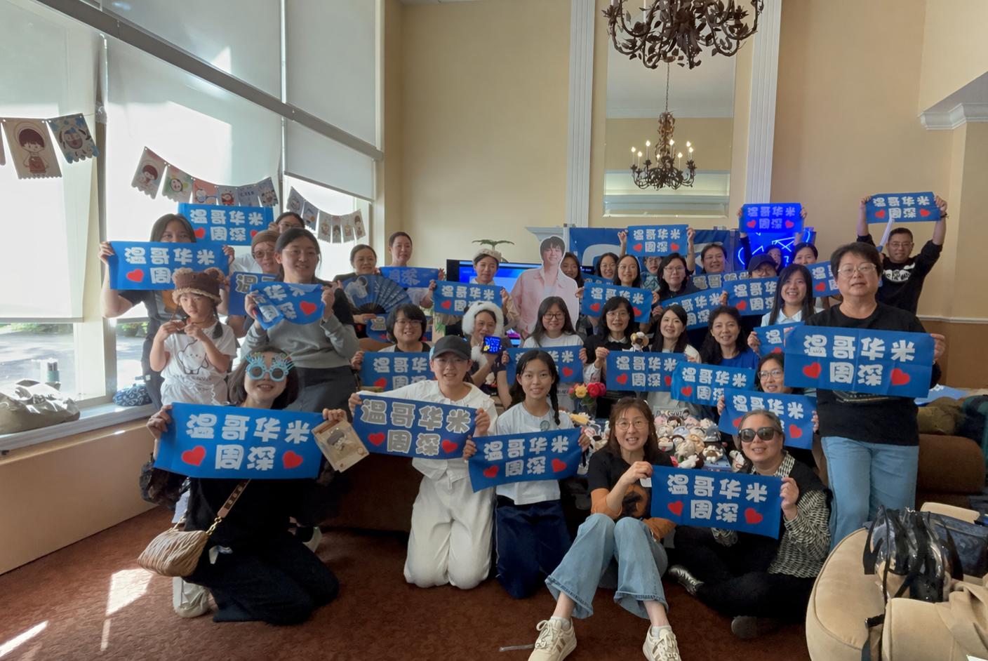 社群成员在室内相聚合影。